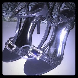 NEW!!!!! GRAY HEELS BEAUTIFUL